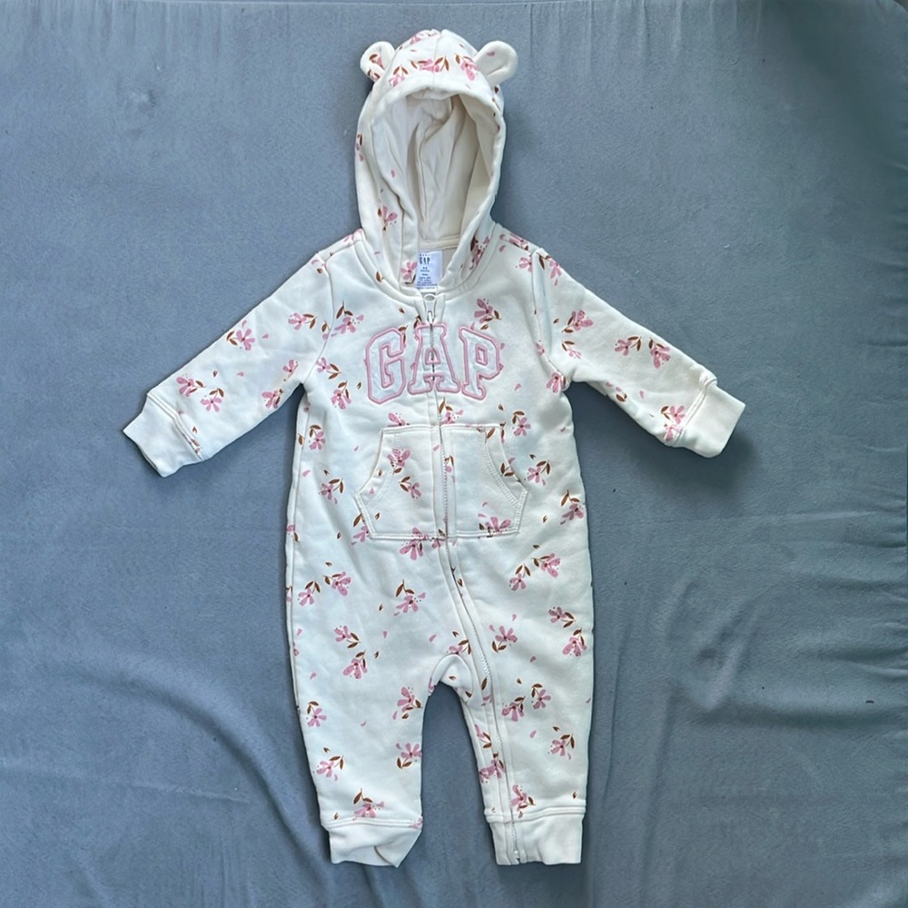 Baby gap 3-6 months sweatsuit